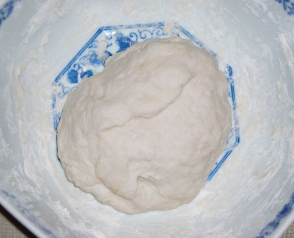 將水倒入碗中,用雙手揉5分鐘到面糰均勻