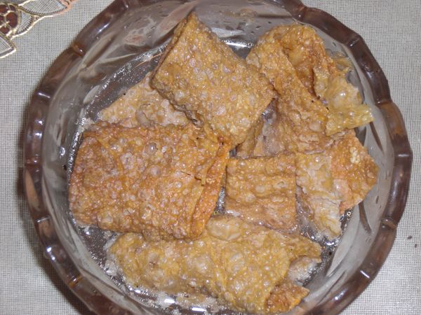 油炸豆皮用熱水泡軟後擠乾水份切細絲