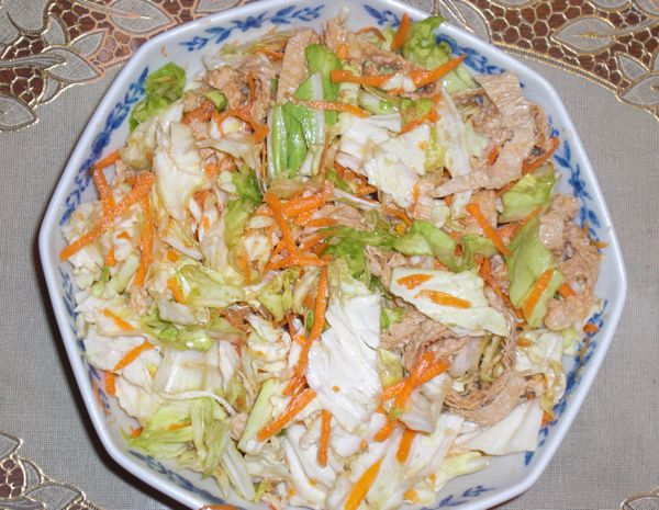 高麗菜洗淨,切成1公分片狀放入1/2茶匙塩揉均勻後放置20分脫水,再擠乾水份備用

高麗菜.豆皮.紅蘿蔔絲.薑末, 一齊加入香油,拌均勻後加入塩.細砂糖.白胡椒粉,拌成饀料