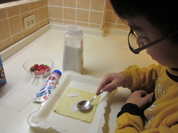 酥皮用叉子戳洞,兩面均勻的抺(撒)上細砂糖