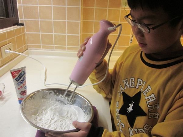 利用烘烤時將鮮奶油打發