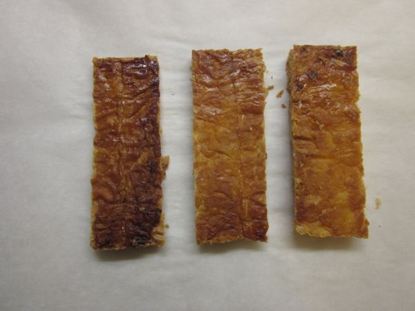 烤出來的酥皮切成你要的大小,3片一組