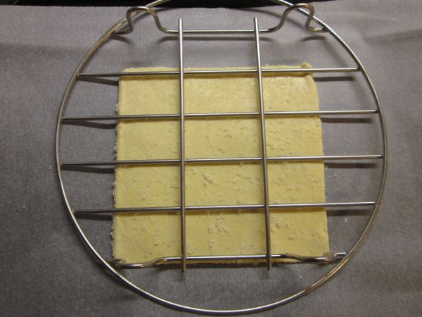 將作法2.移到烤盤上,上面可再墊個烤架,防止酥皮膨起,放烤箱以190度烤約13分鐘(各家烤箱温度不同,烤約10分鐘觀察酥皮烘烤狀況)