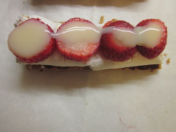 再擠上鷹牌煉奶壘在一起即可,頂部可灑一些糖粉做裝飾