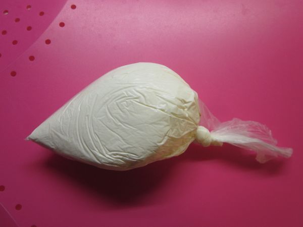 將作法4.放入塑膠袋中,剪一個小洞,待會準備擠鮮奶油用
