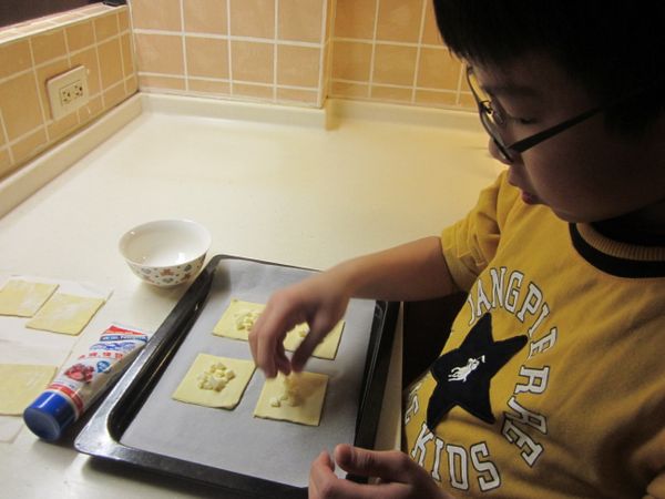 分別放上白巧克力