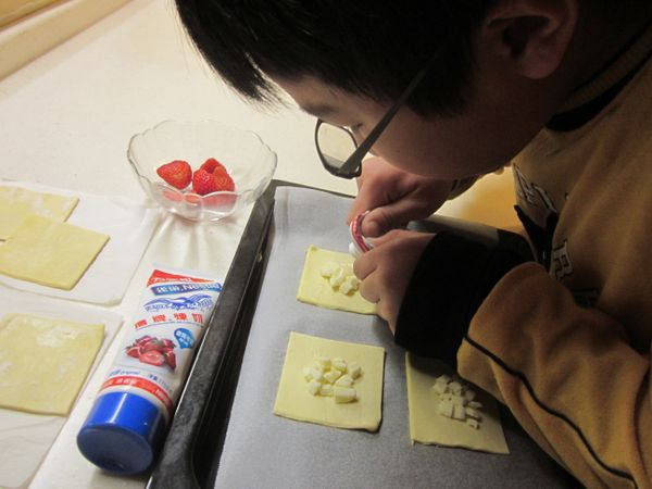 擠一些鷹牌煉奶