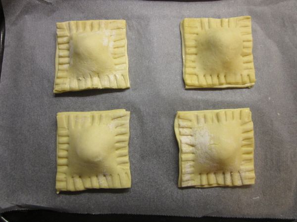 上面覆蓋另一片酥皮,兩片沾蛋液或水黏合,周圍用叉子壓緊,入烤箱上下火以190度烤約13分鐘即可(烤10分鐘時觀察一下)