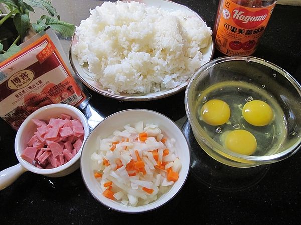準備材料:洋蔥切末; 紅蘿蔔切末; 火腿切丁; 雞蛋打散