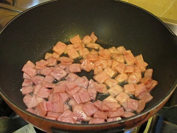 取一平底鍋, 倒入一大匙油, 火腿~轉小火煎至金黃盛出備用