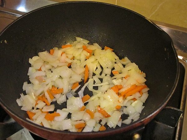 倒入洋蔥, 紅蘿蔔改轉小火炒至均勻接觸油面並呈透亮狀...(適情況~若太乾可加少許油進來)