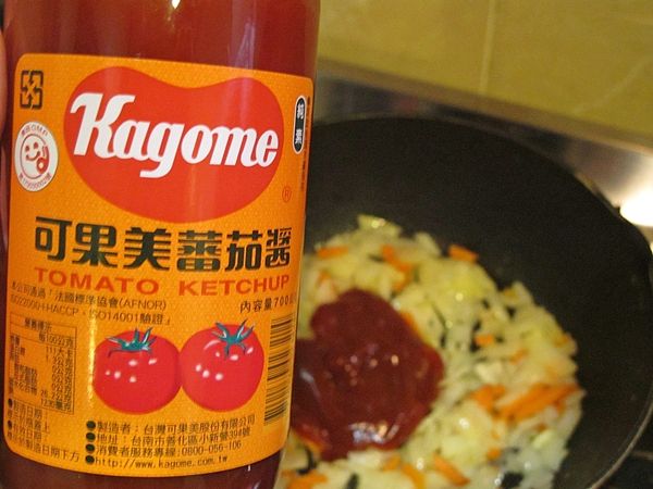 倒入番茄醬炒勻...(番茄醬遇油炒過有助釋放茄紅色)