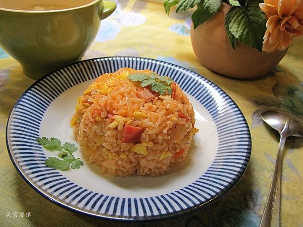 這次使用的是熱飯, 在步驟6時需控制火侯, 建議可先關火將食材翻炒上色均勻後, 再開大火煸乾鍋內水份!