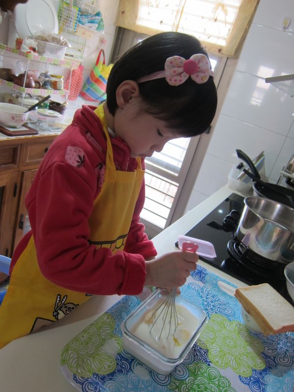 再加入300cc的鮮乳、30g砂糖，用打蛋器攪拌均勻