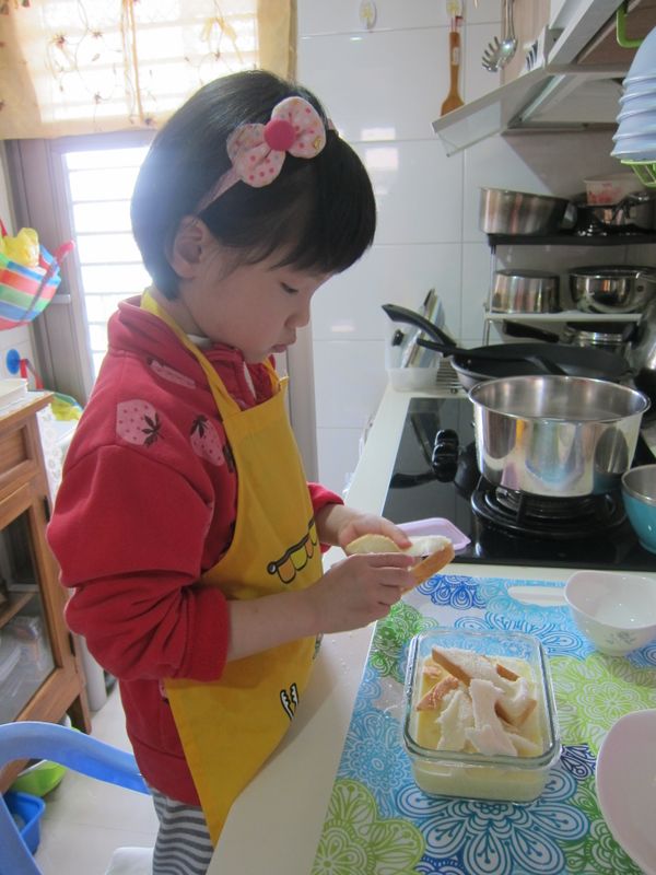 再將吐司撕小塊放進攪拌好的蛋液裡，再放入蔓越莓乾，再將半成品放進冰箱冷藏半小時