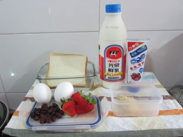 食材有鮮乳、吐司、雞蛋、砂糖、果乾 、草莓、煉乳