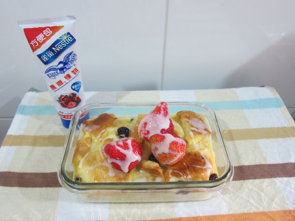 烤完之後再放三顆草莓，淋上鷹牌煉乳就完成囉!