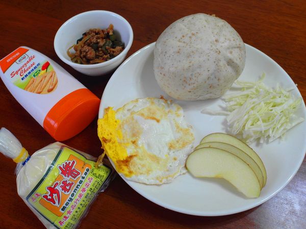 饅頭蒸熱,蛋煎熟,高麗菜洗淨切絲,蘋果切片