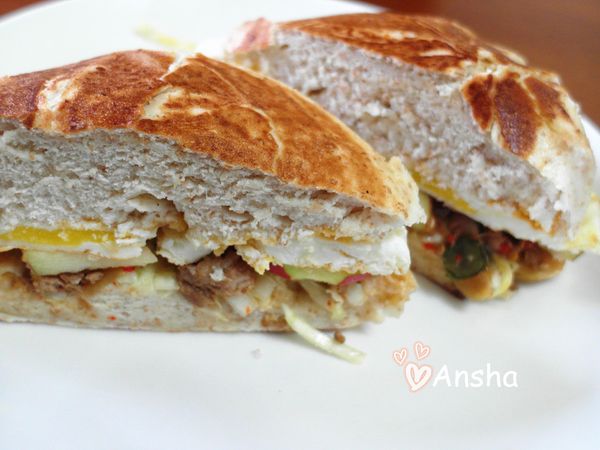 熱鍋加入奶油(一般油也可以)整顆包好的饅頭放下去煎,把正反面表面煎的酥酥脆脆,美味的肉醬堡就完成了！！