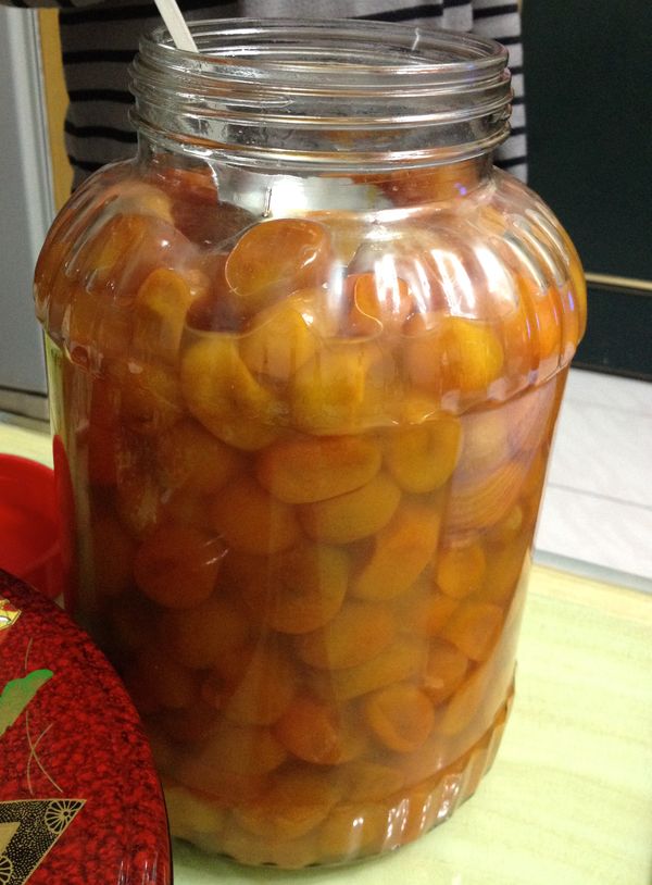 瀝乾水分，均勻拌入糖、鹽