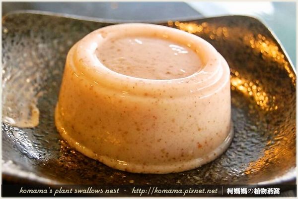 用小湯匙輕壓一下黑木耳鮮奶凍的容器邊緣，使其順利從包裝容器中滑脫至碗盤。