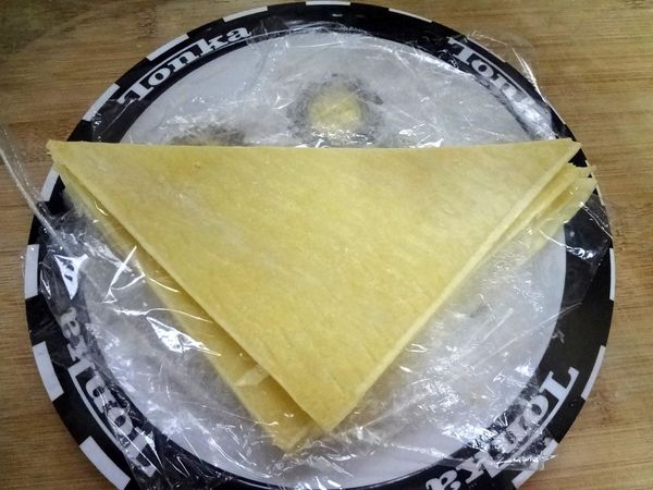 市售千層派對切成三角形放軟備用