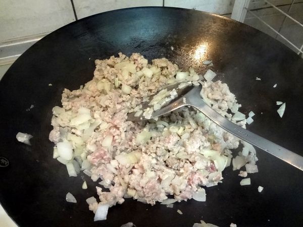 鍋子燒熱,放入油及大蒜末炒香後再加入洋蔥末及紋肉拌炒至肉呈顆粒狀