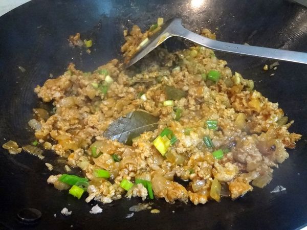 加入番茄醬&amp;清水&amp;黑胡椒粉&amp;鹽及月桂葉熬者6-8分,煮至汁收乾起鍋放涼