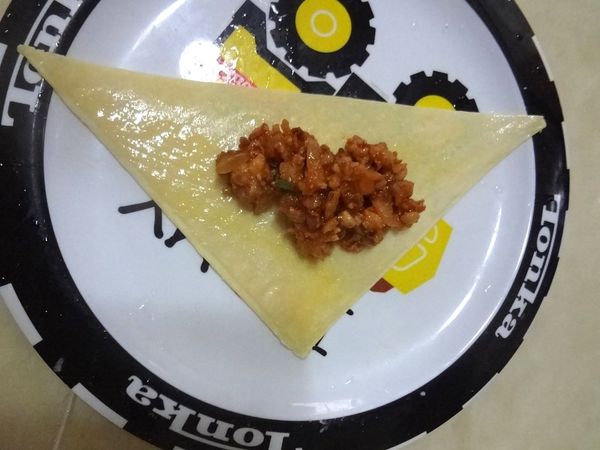 已放軟的千層派皮塗上蛋液放上肉餡