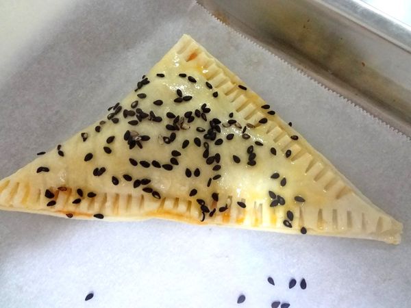 對折週邊壓合後塗上蛋液撒上芝麻