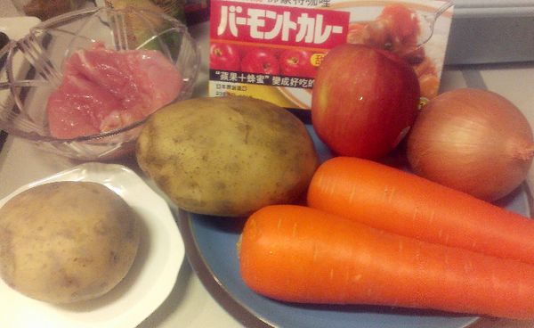 食材備齊洗淨，雞胸肉切成適當塊狀，備用。