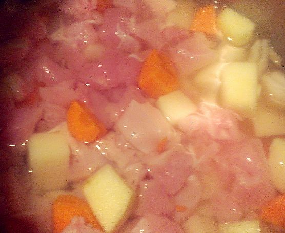 洋蔥、紅蘿蔔、馬鈴薯、蘋果去皮切成滾刀塊，備用。