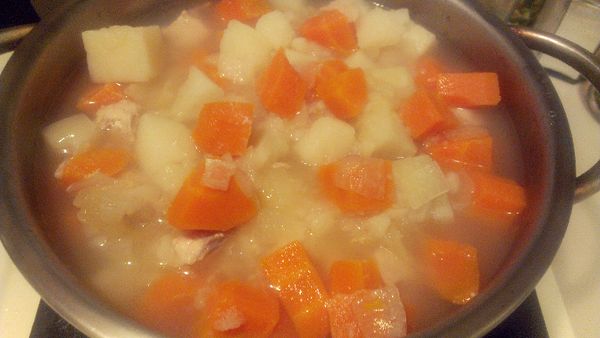 熱鍋，加入奶油，再放入作法1的雞胸肉，以中火煎至肉色變白，續加入作法2的材料拌炒及高湯煮滾，水滾後繼續用中火燉煮約25分鐘至所有食材柔軟為止。