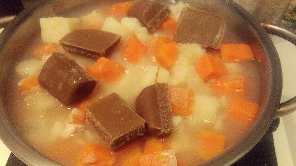 加入佛蒙特咖哩塊，可以先切小塊更好溶解。