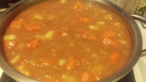 再攪拌至咖哩塊溶化即可熄火。