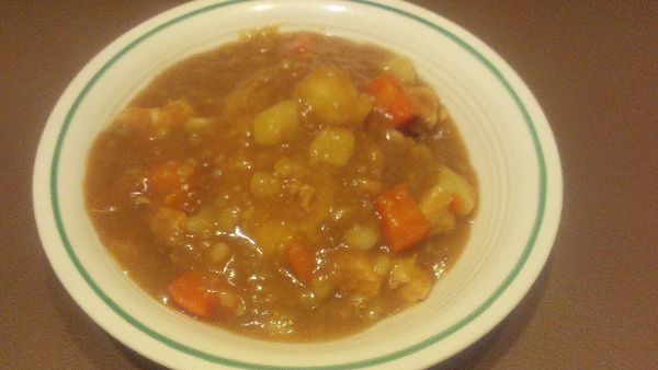 將白飯盛好放入盤中，淋上煮好的咖哩，美味的蘋果咖哩雞飯就完成了。