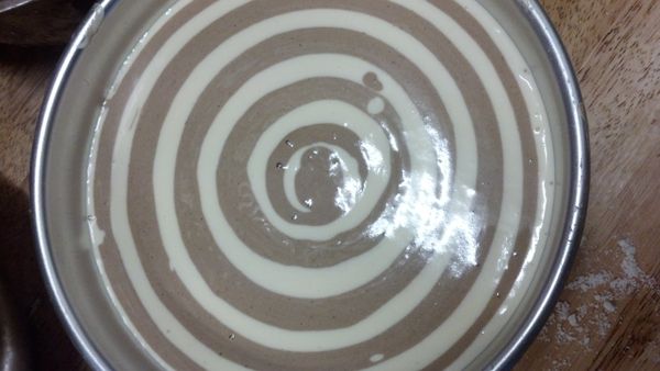 將蛋黃與糖和奶水混和，加上過篩後的所有粉類，不含巧克力粉，加上液態油拌勻後靜置。