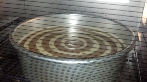 將(1)分成兩鍋，一鍋再加上過篩後巧克力粉，再次靜置