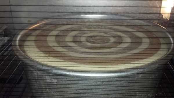 將蛋白攪拌後放入鹽和塔塔粉，繼續攪拌再分次放入細砂糖(2)，繼續攪拌至乾性發泡，各分一半分別與原味與巧克力麵糊拌勻。