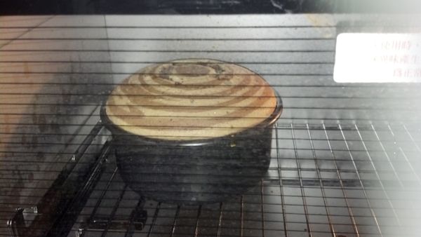 分別用湯匙，1次原味麵糊1次巧克力麵糊，舀入戚風專用烤模，直到烤模約6.7分滿，