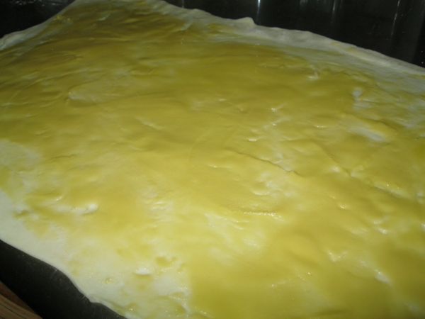 均勻抹上油酥內餡。
再捲長條狀，分割八等份。
再醒面十分鐘。