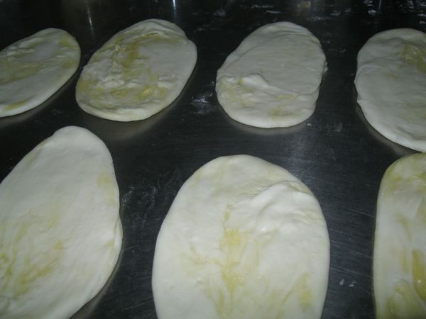 由圓形桿成長橢圓狀。