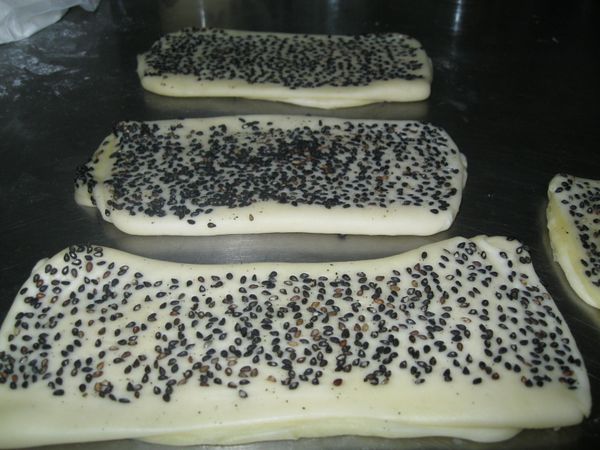 沾上芝麻，入預熱好的烤箱中，180度烤12-15分鐘。