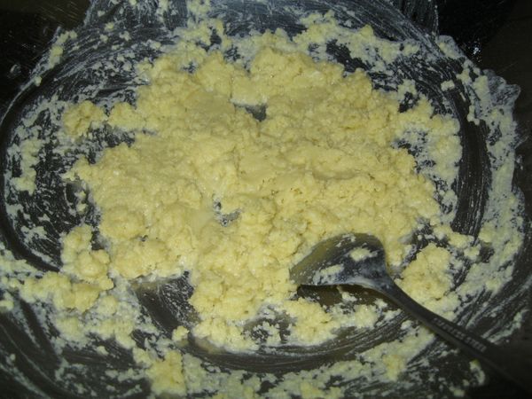 b料製作油酥內餡：1.鍋中入油小火加熱 2.倒入低筋麵粉炒至近金黃色後關火，放涼備用。