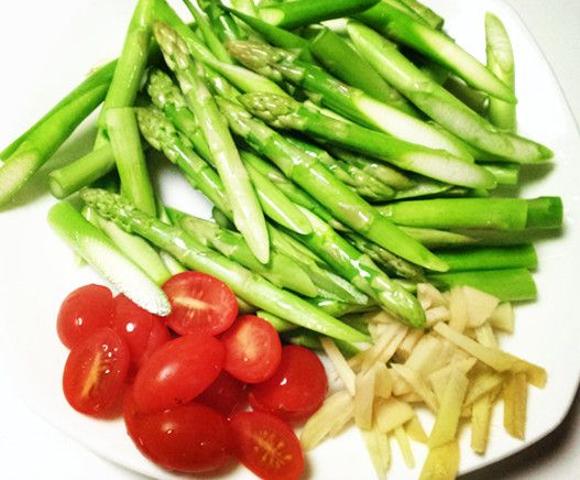 蘆筍斜切、番茄對慢切、薑切絲。