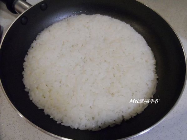 平底鍋先塗上一層橄欖油，然後將白飯放在平底鍋上壓緊