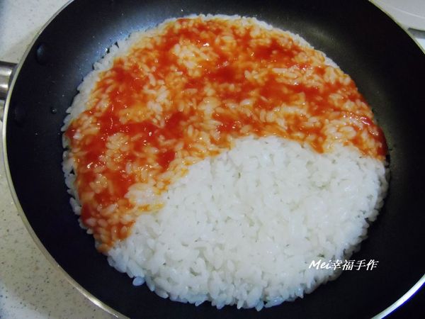 照著憤怒鳥輪廓，上層塗上一層蕃茄醬