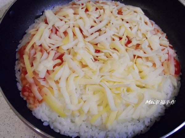將乳酪絲鋪滿整片白飯上方