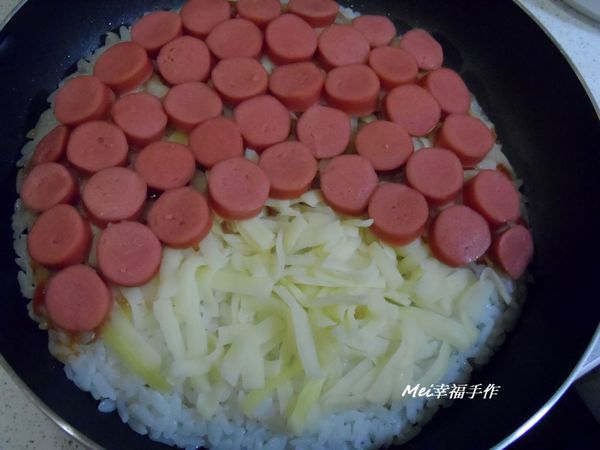 將燙熟切片的小熱狗放在塗好番茄醬的位置