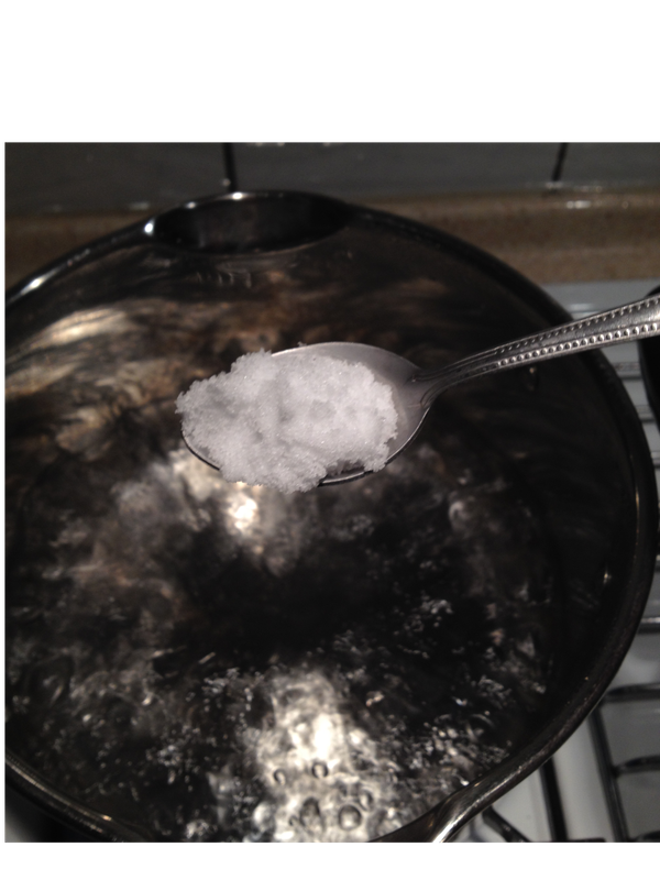 要記得在滾水裡加塩，使麵本身有味道。煮後水別急著倒掉，因為滾水裡己經有鹹味和澱粉很適合拿來做湯底的稀釋